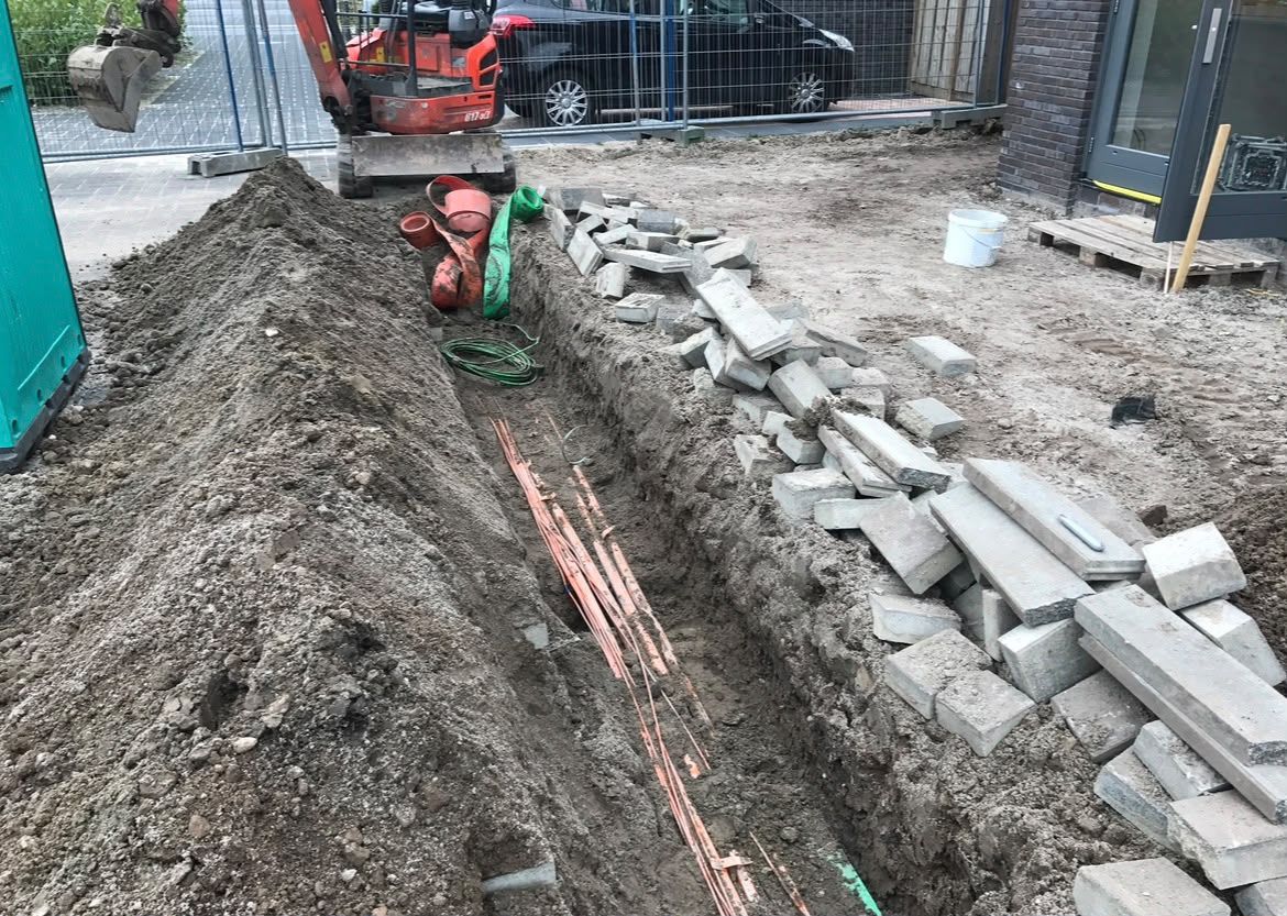 Bundels mantelbuizen gereed in een open sleuf
