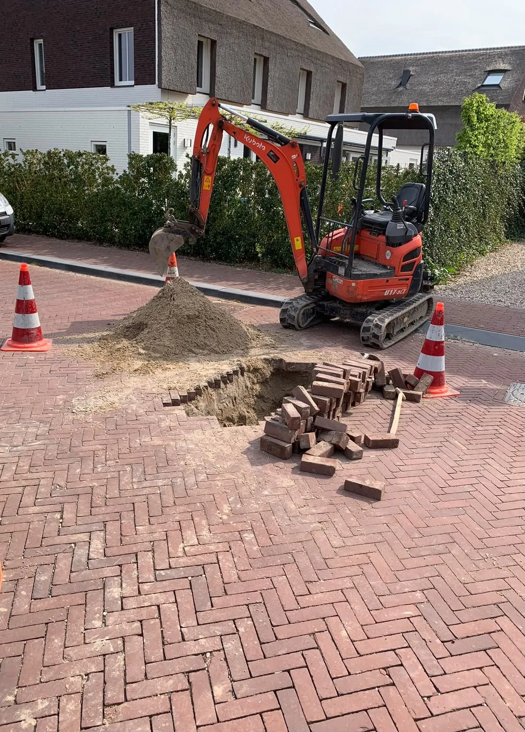 Minigraver in de zon op een werklocatie