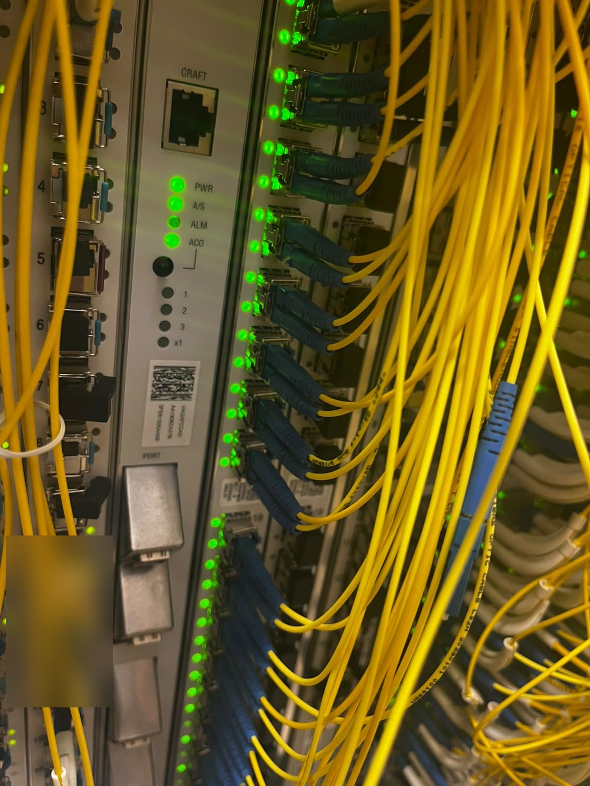 Rack met groene statuslampjes die een actieve verbinding aangeven