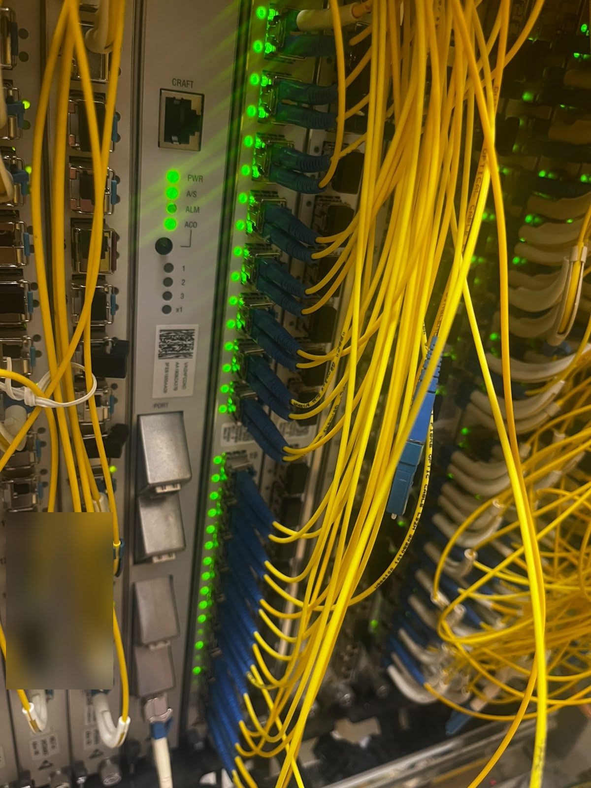 Rij groene statuslampjes op netwerkapparatuur: verbinding hersteld en live