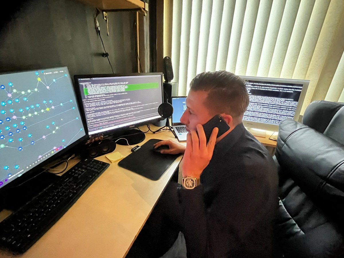 Werkplek met meerdere schermen vol netwerkvisualisatie en automatiseringsscripts van het platform